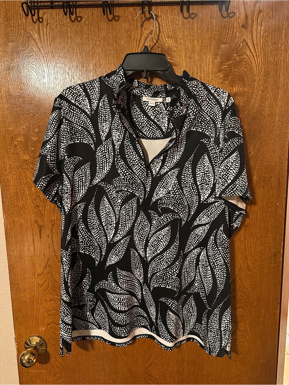 Chico's Black & White Short Sleeve Leaf-Print top